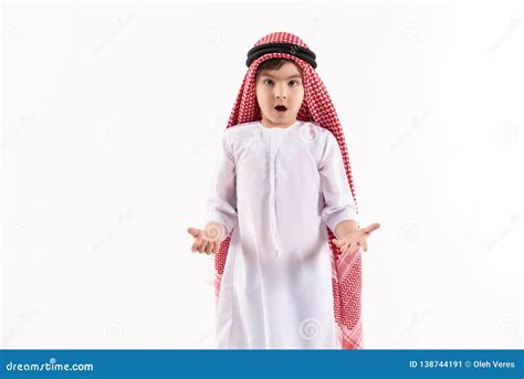 Garçon Arabe Dans Des Supports De Keffiyeh Dans La Stupéfaction Image