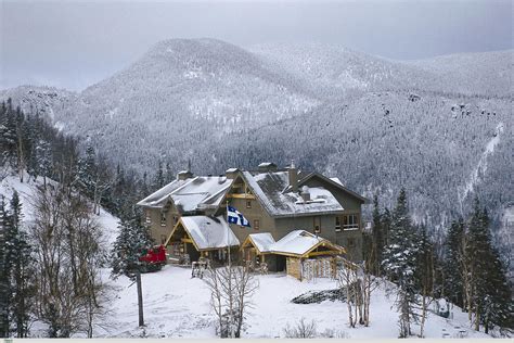 4 Winter Lodges In Canada Winter Lodge Lodges Farmhouse Master Bedroom