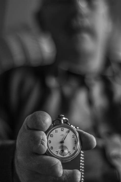 Fotos Gratis Reloj Mano Hombre En Blanco Y Negro Madera