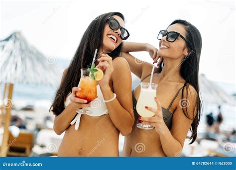 Mooie Meisjes In Bikinis Op Strand Stock Foto Image Of Glas Wijfje 64782644