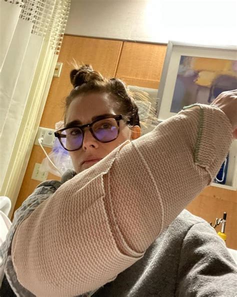 Brooke Shields Recovering From Broken Leg After Gym Accident Gma Entertainment