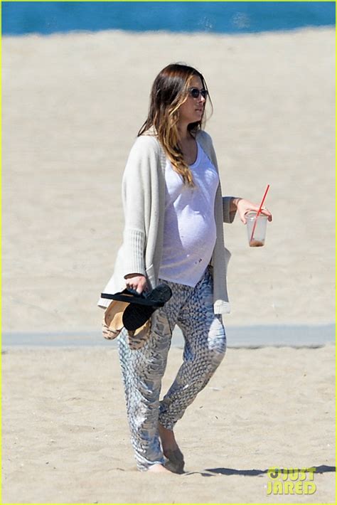 Pregnant Jessica Biel Skips Her Bikini On The Beach Photo Jessica Biel Pregnant