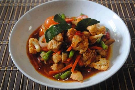 Ini kerana resepi ini berasal dari thailand dan salah satu menu yang popular di kedai makan thai yang banyak. Resepi Ayam Paprik Simple & Sedap