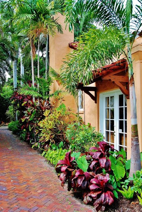 25 Perfect Tropical Landscaping Ideas To Make Your Own