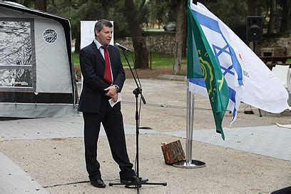 נוכחותו של שר התיירות לשעבר, שהחשדות נגדו קיימים ועומדים, גרמה לי להרהר בשאלה האם הוא עדיין דבק באורח חייו הקודם. סטס מיסזניקוב שר התיירות - Lavis