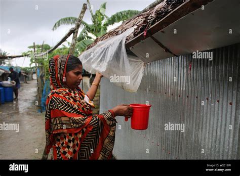 Satkhira au Bangladesh Th Sep Une femme recueille l eau de pluie à l aide d une