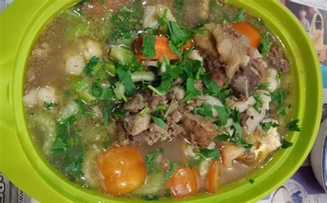 Sup merah akan semakin lezat jika disantap dengan nasi hangat dan berbagai lauk khas nusantara. Resepi Sup Tulang Daging Paling Sedap Anda Patut Cuba!