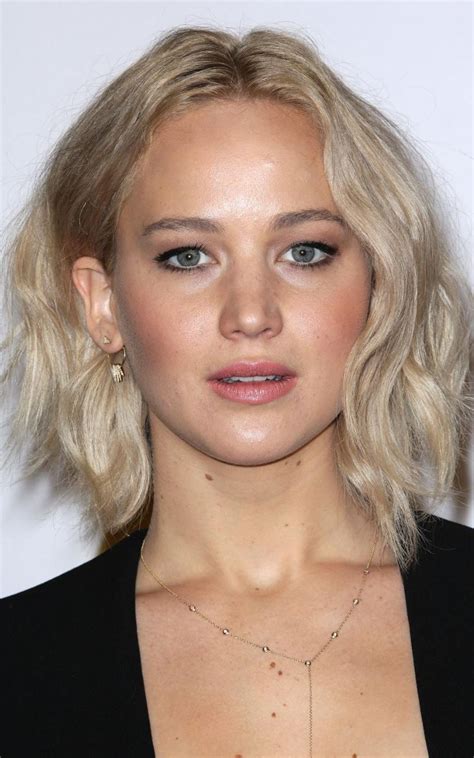 Spice up your hair with some side bangs. 5 of the best short hair styles
