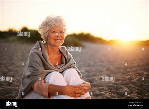 Sonriente Anciana Fotografías E Imágenes De Alta Resolución Alamy