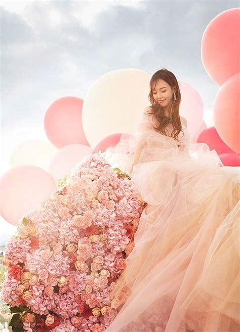 Updated Tiffany Tang and Luo Jins Dreamy Wedding Photos Cô dâu