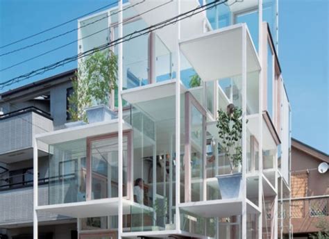 全面ガラス張りで、いろんな意味でみるものの眼を奪う東京にある建築物 House Na One Project