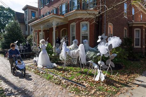 You can make from so many materials including felt, cheesecloth, jars, jugs, bowls, pumpkins, books, and so on. Outdoor Halloween Decorations Ideas To Stand Out