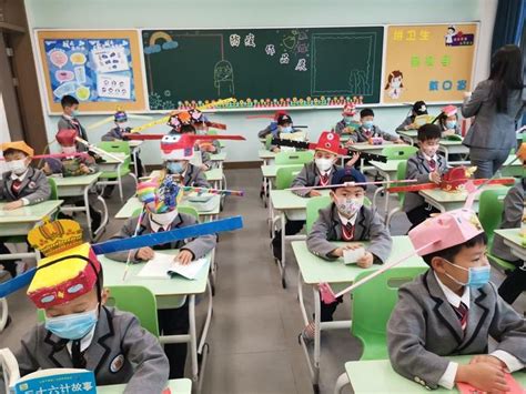 ไอเดียเก๋! จีนจับเด็กนักเรียนใส่หมวกแบบขุนนางโบราณ ช่วยเว้นระยะห่างทาง ...