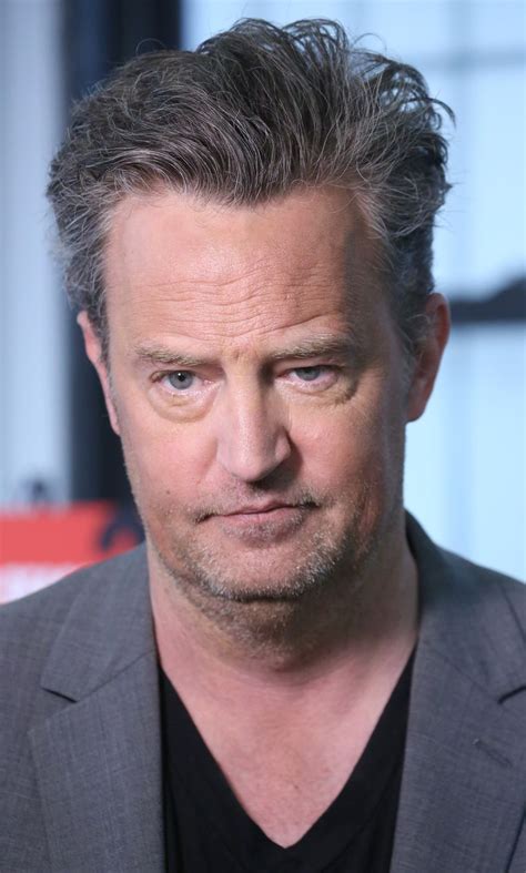 Friends star matthew perry is starring in london's west end in the play the end of longing, which marks the premiere of the actor's playwriting debut. Matthew 'Chandler' Perry met spoed opgenomen in het ...