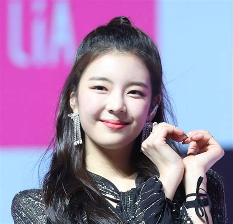 Share a gif and browse these related gif tags. 깜찍한 '눈웃음'으로 데뷔와 동시에 덕후팬 양산 중인 'ITZY ...