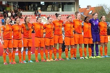 Jun 19, 2021 · dat is er bij oranje ook een tijd uitgekomen en nu het elftal beter draait even niet. Vrouwen Oranje verpletteren Albanië | TwenteSport.com