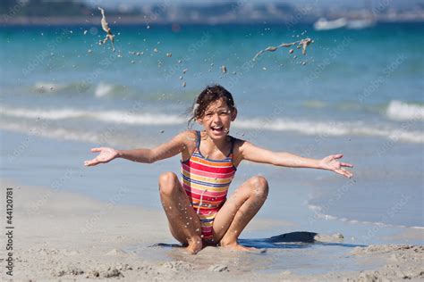 Junges Mädchen Hat Spaß Am Strand Stock Foto Adobe Stock