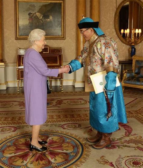 Хатан хаанд жуух бичгээ гардуулан өгөхдөө Монгол үндэсний хувцас өмссөн ...