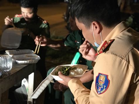 Quá trình kiểm tra xe của hùng, lực lượng. Những bữa ăn vội nơi tuyến đầu chống dịch | Báo Công an ...