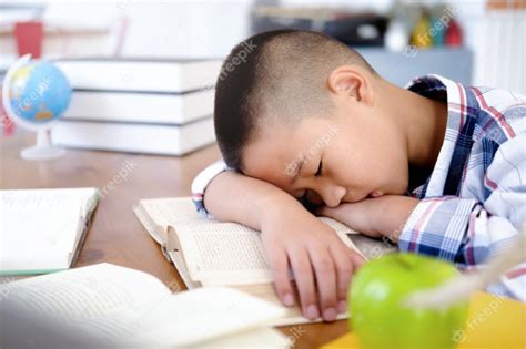 Niño Cansado Y Aburrido Durmiendo Entre Los Libros Foto Premium