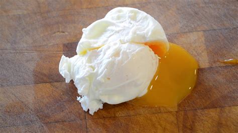 How To Poach Eggs Perfect Everytime Table And Flavor