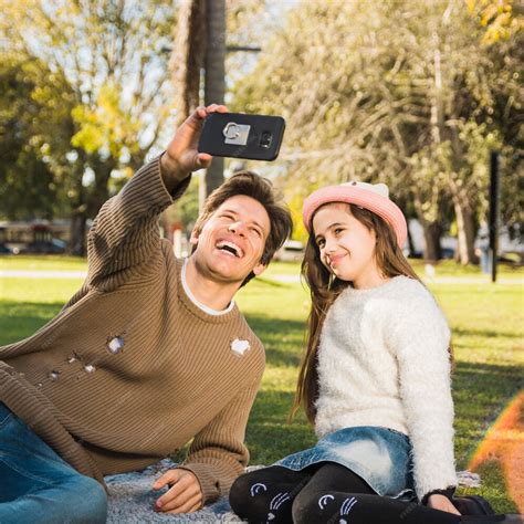 Feliz Padre E Hija Teniendo Selfie Con Teléfono Móvil Foto Gratis