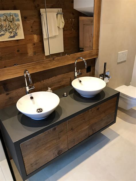 Von badschränken über handtuchtrockner bis zu seifenspendern, ob individuell geplant oder fertig im set: Badezimmermöbel in Altholz - Riatsch SA