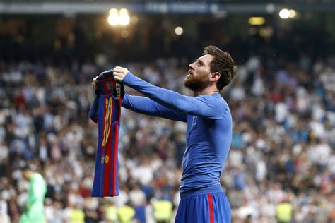 Messi Showing Off His Shirt To Real Madrid Fans After 3 2 Goal In El
