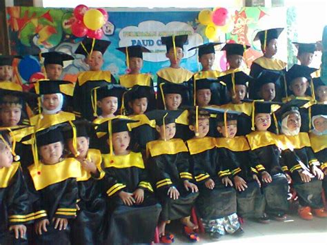 Wisuda merupakan acara yang tak bisa dilupakan begitu saja, baik bagi orang yang diwisuda, maupun orang yang menghadiri wisuda. PAUD TERPADU ASIDIQ: Perlukah Acara Wisuda untuk Anak PAUD ...