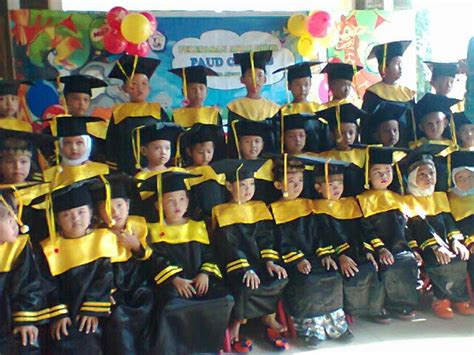 Download now model baju wisuda anak anak tk kekinian yang apik indah. PAUD TERPADU ASIDIQ: Perlukah Acara Wisuda untuk Anak PAUD ...