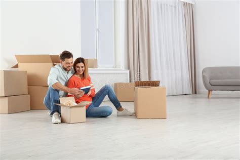 Couple Unpacking Moving Boxes Stock Image Image Of Belongings Flat