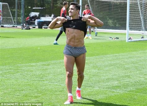 Arsenal S Alexis Sanchez Looks Pumped Up For Fa Cup Final Daily Mail