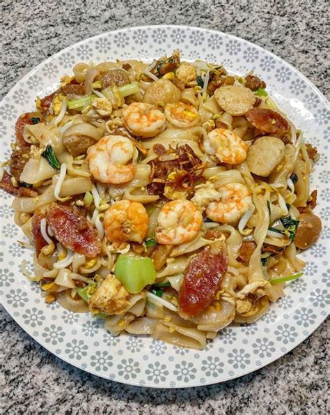 Kwetiau goreng (indonesian for 'fried flat noodle') is a chinese indonesian stir fried flat rice noodle dish from indonesia and popular in southeast asia. Resep Masakan: KWETIAU GORENG - RUANG WANITA