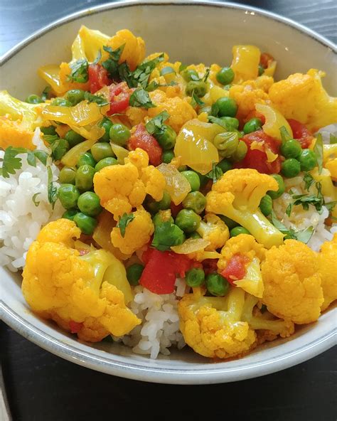 To promote persona 5 scramble: Vegetarian Indian Cauliflower and Pea Curry Recipe ...