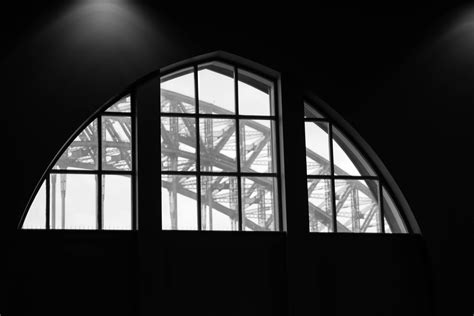 무료 이미지 검정색과 흰색 건축물 화이트 사진술 햇빛 창문 유리 아치 선 어둠 검은 단색화 조명 대칭