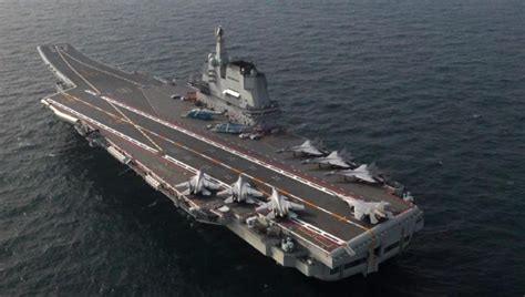 Porta Aviões Shandong Da China Navega Pelo Estreito De Taiwan Poder Naval