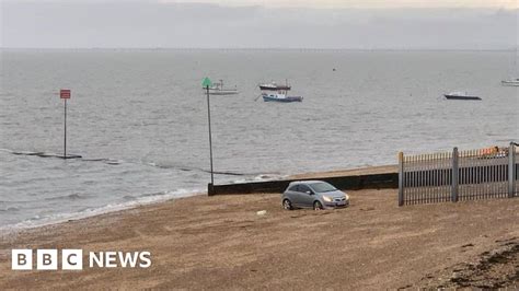 Shoeburyness Stranded Car Rescued As High Tide Rolls In Bbc News