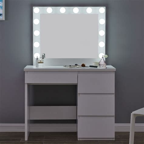 Nitin is one amazing makeup mirror, and for a good reason. Hollywood Vanity Station | Hollywood Mirror | Hollywood ...