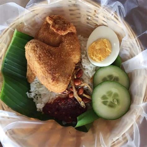 Nasi lemak merupakan makanan khas semenanjung malaya. NASI LEMAK AYAM GORENG KFC WITH SAMBAL - Johor Bazaar Rakyat