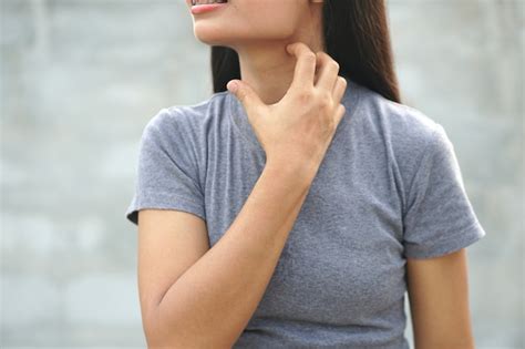Premium Photo Asian Woman Itchy Neck Scratching Her Hands