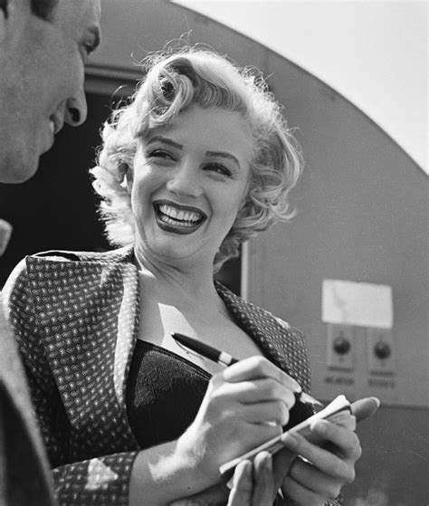 Answering a routine call for a sitter, marilyn found herself in one look at miss monroe convinced the director that she was star material. Marilyn Monroe Fashion Style | The Fashion Tag Blog