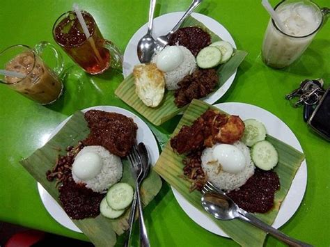 To further elevate your nasi lemak experience at nasi lemak angah, you can also top it up with its being in the nasi lemak making business for over 30 years, you can trust kak saleha to know her. Nasi Lemak Saleha, Kuala Lumpur - Restaurant Reviews ...