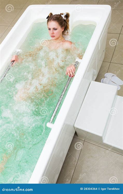 Fille Dans Une Baignoire Photo Stock Image Du Bain Mousse 28304364