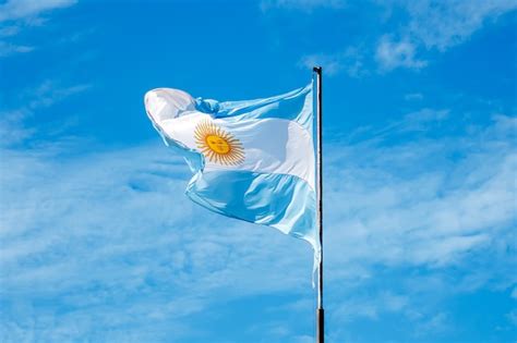 Foto De La Bandera De Argentina Contra Un Cielo Azul Con Nubes Foto