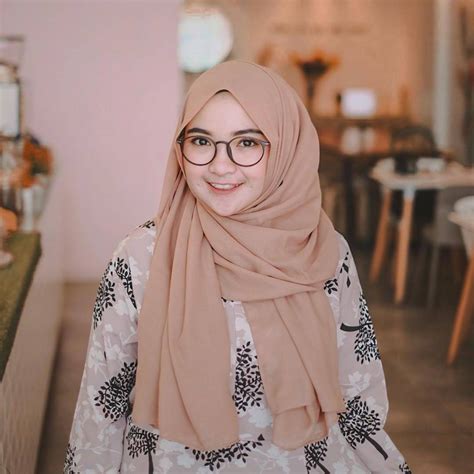 You can use this tutorial for pisitve think you needs, download tutorial shawl raya untuk muka bulat video and you can search another tutorial from sitemap on top page and which of course will save you a lot of time. Tutorial Hijab Pashmina Untuk Muka Lebar - Ragam Muslim