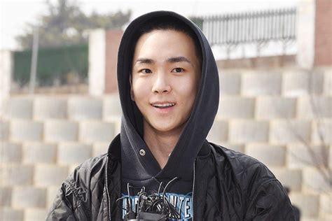 Shinees Key Greets Fans With A Smile As He Enlists In The Military