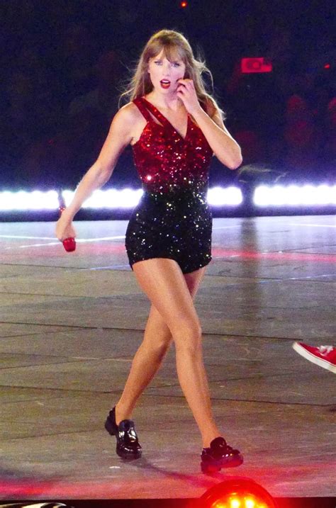 Taylor Swifts Hottest Tour Looks Pics Of Her Performances Hollywood