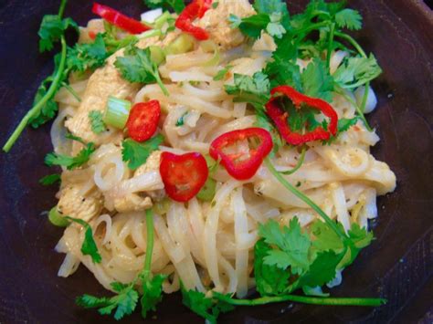 Tip in the chicken and cook for 5 mins until golden. Slimming World Fakeaway - Super Simple Syn Free Pad Thai ...