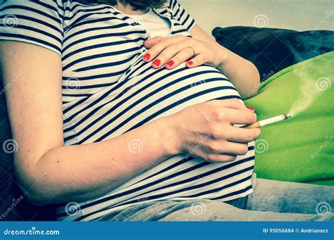 Estilo Retro Del Cigarrillo De La Mujer Que Fuma Embarazada En Casa
