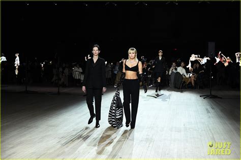Miley Cyrus Shows Off Rocking Body Walking In Marc Jacobs Nyfw Show Photo 4437146 Kaia
